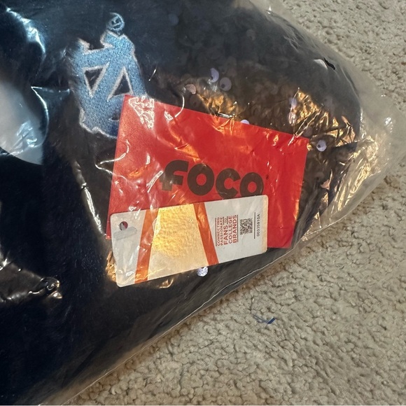 FOCO NCAA NC Tar Heels Sequined Plush Slippers Navy Blue Women’s XL (10-11) NWT - Picture 3 of 9